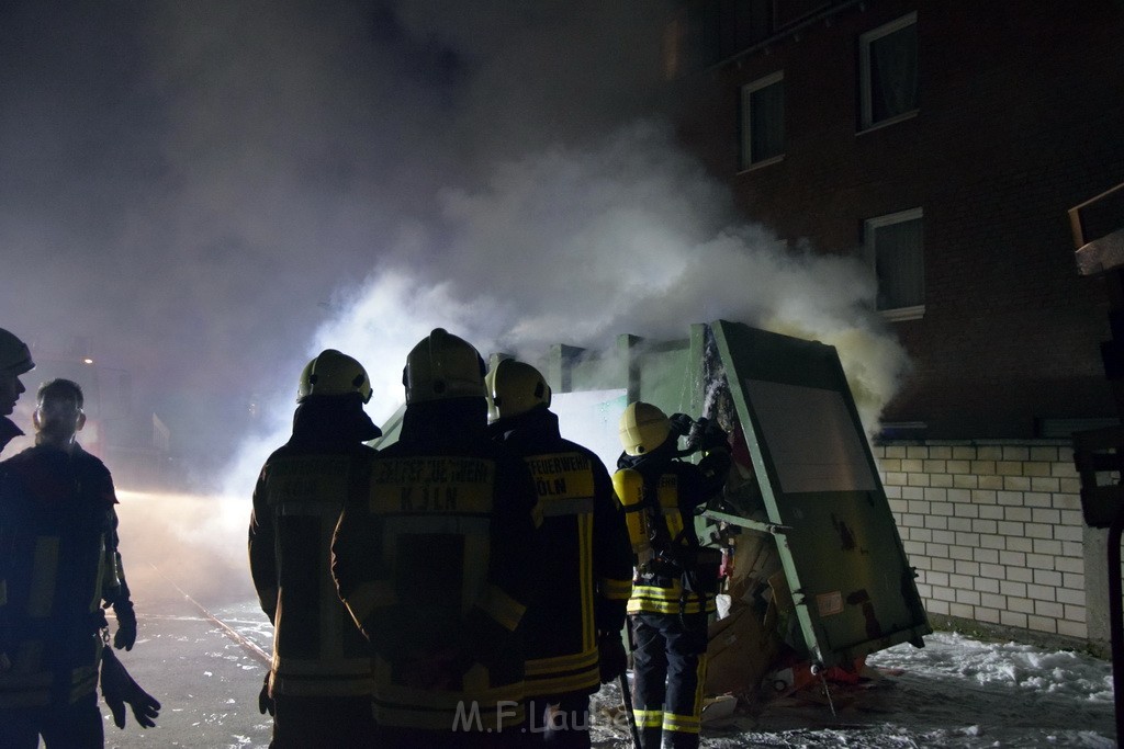 Feuer Papp Presscontainer Koeln Hoehenberg Bochumerstr P216.JPG - Miklos Laubert